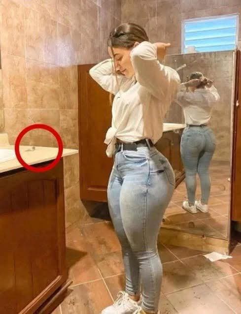 Horror en un baño público: descubrió una cámara oculta mientras se tomaba un selfie
