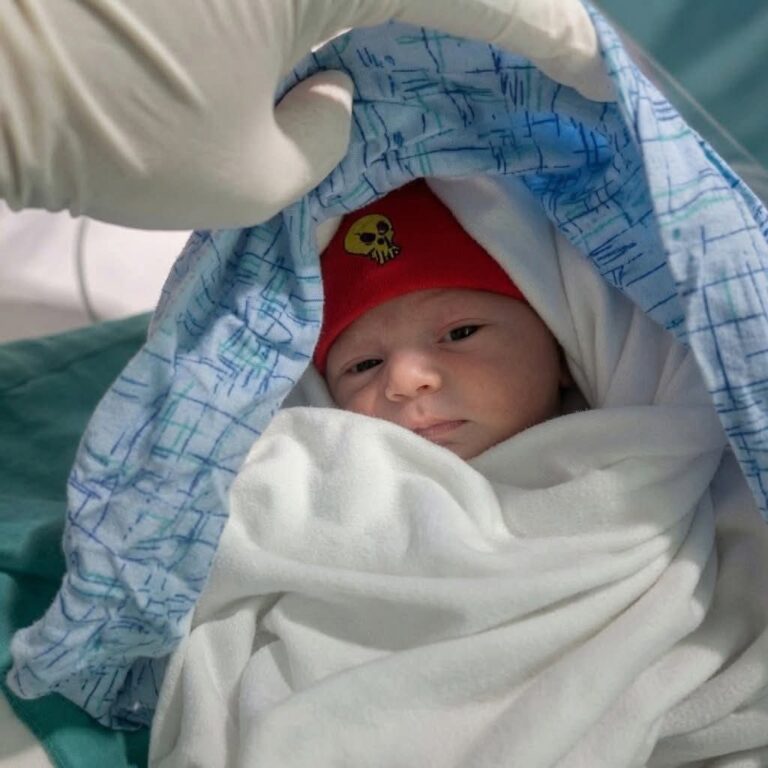Una Historia de Amor y Desesperación: Padre Busca Adopción para su Recién Nacido por Falta de Recursos